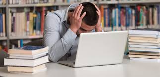 Étudiant stressé devant son travail académique